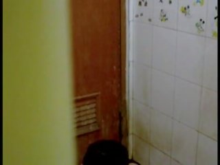 Aziýaly mekdep gyzy duş şpion
