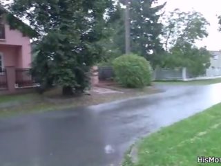 Чудова middle-aged і підліток лесбіянка сцена на в кухня
