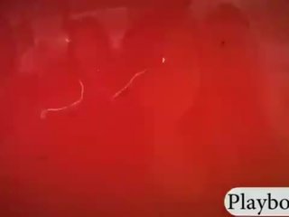 Секси баснословен мадами плуване с на shark и като карам сноуборд