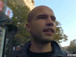 Пухка вулиця дівчина п'яний собачка стиль