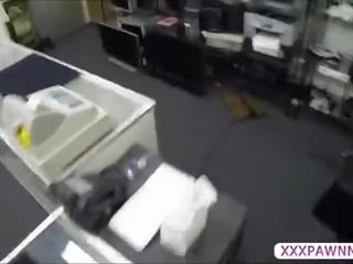 Kolledž student pawns a lapdance