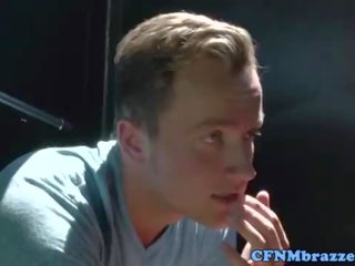 Oděná žena nahý mužské dámy receiving skupina obličejový