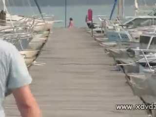 Adolescents 在 黨 mood 取 admirable 褐髮女郎 在 比基尼泳裝 上 一 船 旅