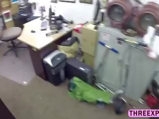 Menawan menakjubkan menarik remaja strip dia pakaian dan mendapat tertutup dari di belakang untuk som
