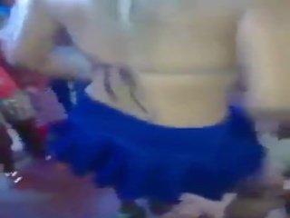 Edecan jovencita bailando untando su культо