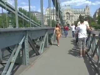 Däli naked tereza vids her sensational body on jemagat öňünde streets