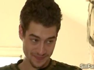 Късметлия перверзник съблазнява и чука началник тийн детегледачка