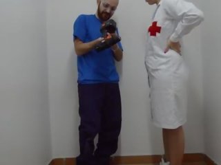 Perawat doing first aid on putz