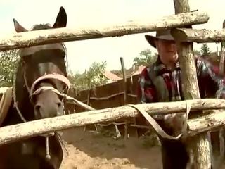 Чарівний пастушка дме старий людина