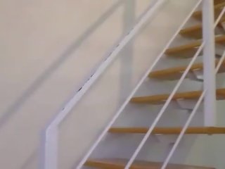 Ýaşlar başlangyç eskort barmak bilen dürtmek