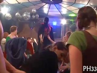 Privlačen zabava umazano video