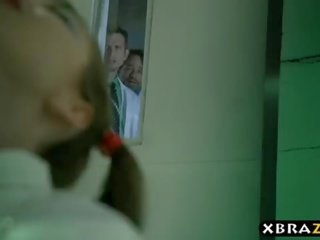 Psycho riley রিড চৌকো করে কাটা তার অধ্যাপক কে হয় মধ্যে একটি straitjacket