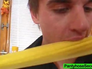 Neýlon kolgotki girlfriends tegelek formasy through neýlon panty-hose