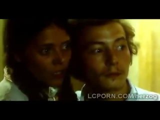 Брюнетка курабийка sneaks към pervs стая към давам лека нощ handjob1-scene-3