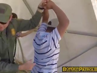 Langsing remaja hannah hartman deepthroats border patrol agen