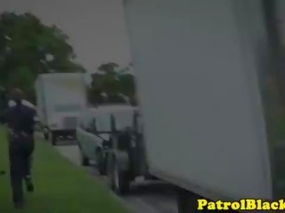 フェムドム 警官 プッシー pleasured バイ ブラック 悪党