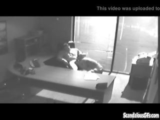 Kontor tryst blir fanget på cctv og lekket