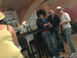 Gros poussins fool autour en la bar