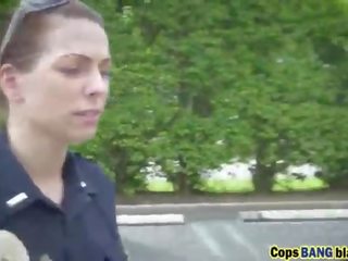 黑色 lad 強 由 警察 成 三人行 在戶外