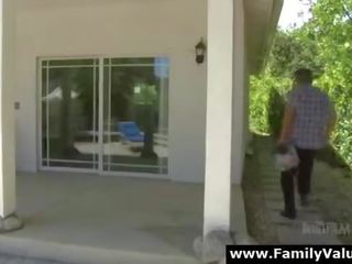 Білявка дівчина смужки і смокче старший peter