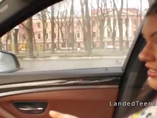 Грудаста підліток отримує анал в в машина