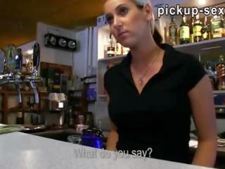 实 业余 金发女郎 barmaid lenka 钉 为 一 chunk 的 现金
