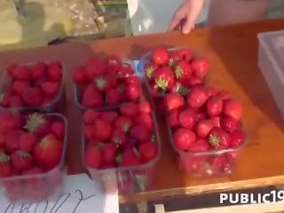 Пари за живея мръсен видео в публичен място