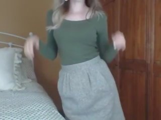 Desirable mësues shkon në shfaqje për të saj i dashur në skype