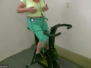 Oldnanny старий бабуся танцююча