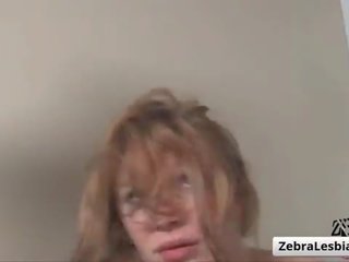 白 青少年 女同志 可愛 性交 由 烏木 妓女 同 玩具 假陽具 01