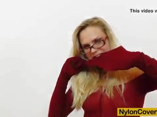 金發 dildoing 她自己 在 絲襪