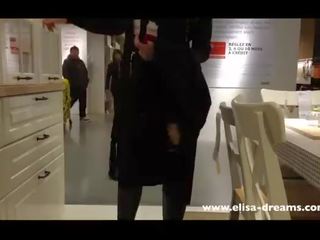 Κάτω από την φούστα και αναβοσβήνει όχι εσώρουχα σε ένα φημισμένος κατάστημα
