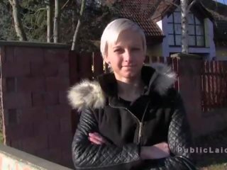 Пірсинг білявка недосвідчена трахає в публічний