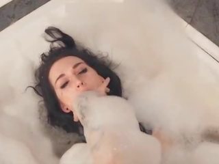 Okouzlující mladý žena hrdlo roubíky vomit puke zvracet a vomiting