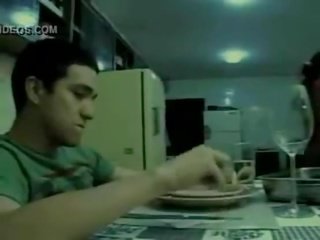 Një chap forces të saj hap mami në porno ndërsa e tij baba është jashtë