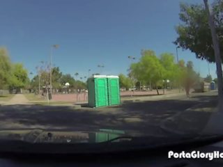 Porta отвір слави матуся хоче для смоктати putz в публічний