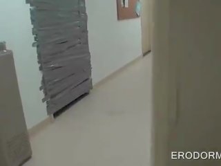 কলেজ আইন বিষয়ক cuties দল মধ্যে তাদের ঘুমন্ত ঘর