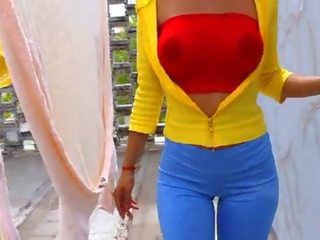 完美 大 和 圓 拉丁 屁股! 緊 leggins 和 大 奶!