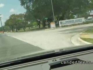 苗条 被骗 女学生 前刘海 陌生人 在 他的 汽车 在 公