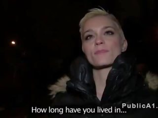 Hairdresser миготливий в публічний місце