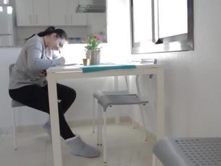 Smashing двойка чукане в на кухня докато играя на то iv