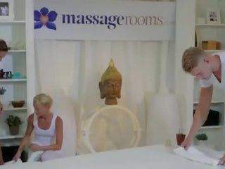 Пара з masseurs gangbanging брюнетка