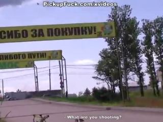 Teenager sucks in the car on the roadside