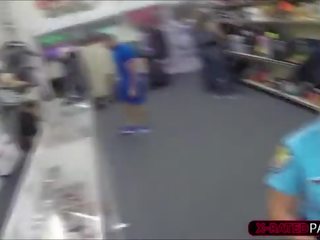 Glorious brunetė policija pareigūnas sells a firearm ir gauna pakliuvom iki shawn
