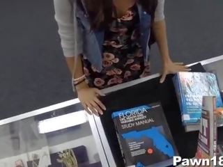 Kolledž student banged in my pawn shop