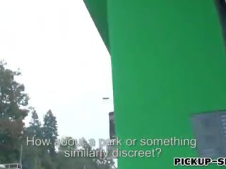 I madh çeke i ri flashes të saj cica dhe njëpasnjëshëm nga njeri i prishur nxënës