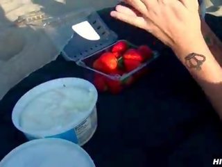 調皮 gf 吸 他的 約翰遜 在 該 海灘