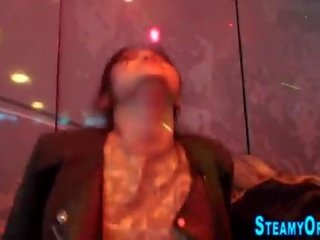 얼굴 spunked 옷을 입은 여성의 벌거 벗은 남성 체코의