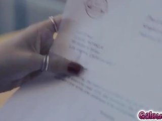 Longing для її зухвала трохи рот на її манда