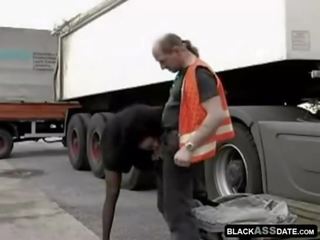 ブラック slattern ライディング 上の 成熟した トラック ドライバ 外